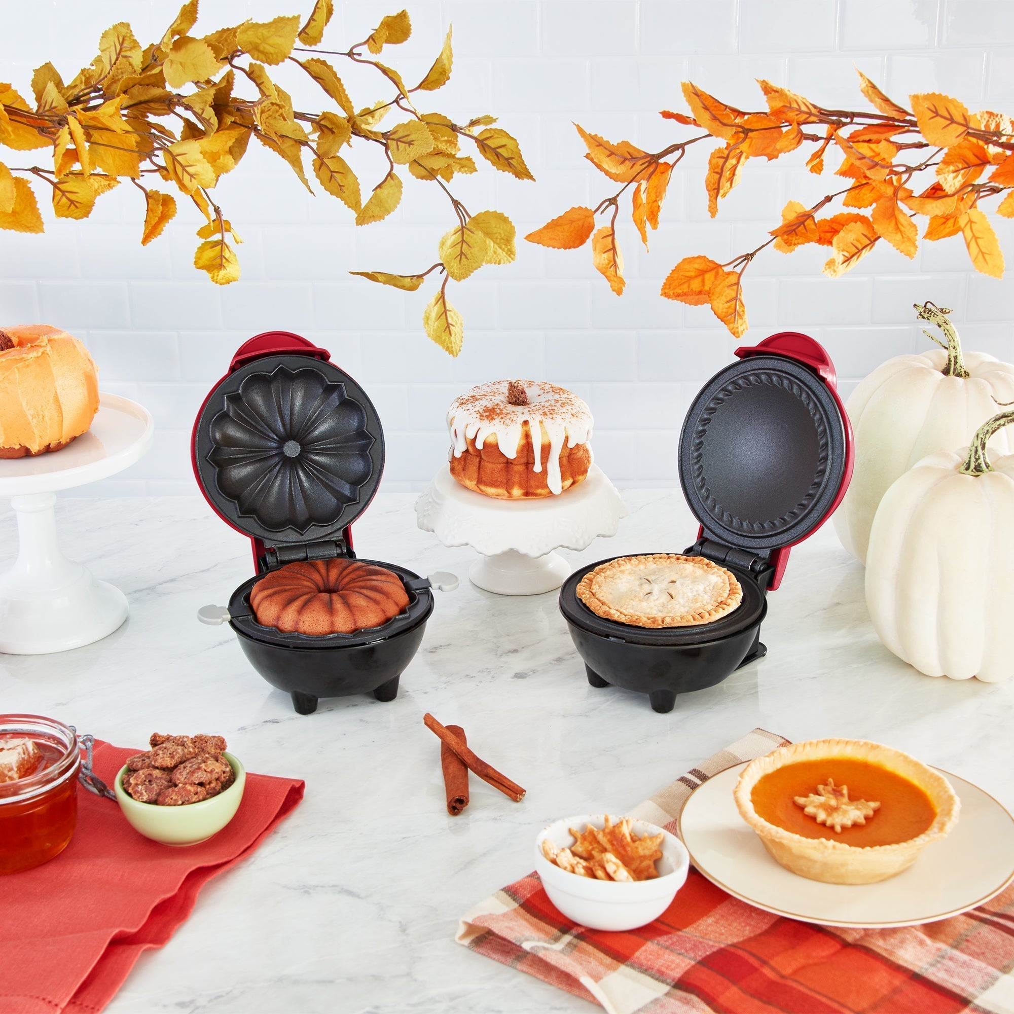 Mini Bundt & Mini Pie Maker Gift Set U2